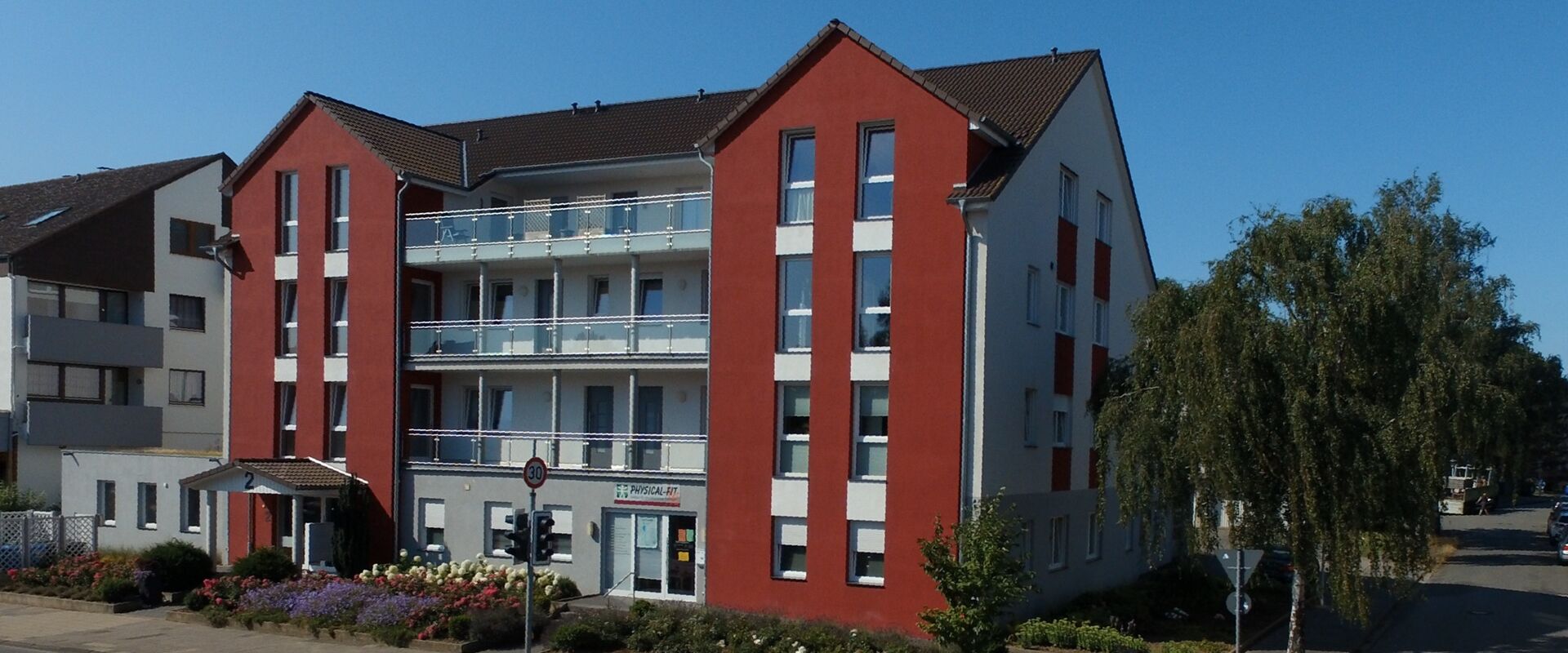 Schlüsselfertiges Bauen in Hildesheim, Mehrfamilienhaus mit Praxis und Großgarage, Hausbau der Schickerling GmbH